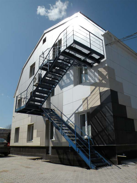 Металлическая лестница на здании офиса, Афонино, 2008